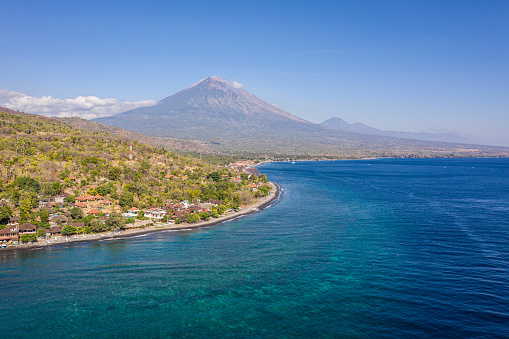 Bali costa norte en el área de Amed con volcán Agung al fondo photo