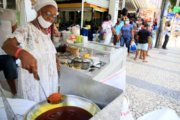 продажа acaraje на улице в сальвадоре - akara стоковые фото и изображения