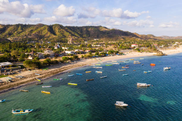 widok z lotu ptaka na plażę kuta i łodzie rybackie w południowym lombok, popularnym miejscu podróży w indonezji, azji południowo-wschodniej - kuta beach zdjęcia i obrazy z banku zdjęć