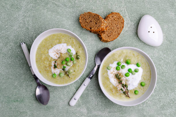 густой овощной суп с йогуртом - soup zucchini spinach cream стоковые фото и изображения