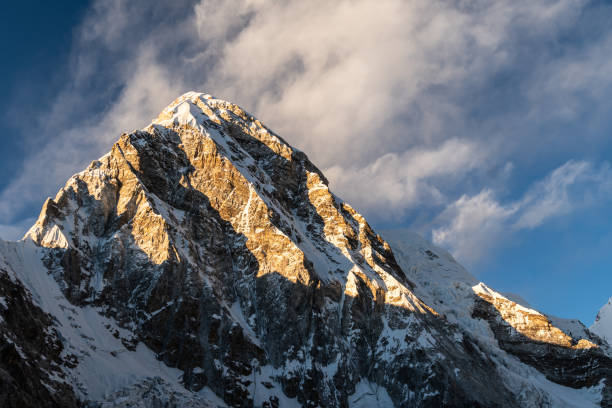 vista dramática del pico del monte pumori desde el mirador de kala patthar en el himalaya en nepal - mt pumori fotografías e imágenes de stock