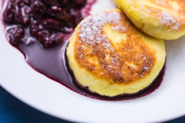 frühstück und leckeres konzept - pfannkuchen aus hüttenkäse mit marmelade. - cheesecake syrup cottage cheese cream stock-fotos und bilder