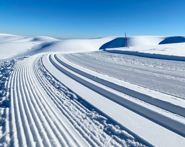 pista de esqui cross-country em montanhas de neve - ski track - fotografias e filmes do acervo