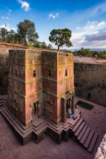 эфиопский народ в знаменитой рок-высеченной церкви святого георгия - bete giyorgis в лалибеле, эфиопия - rock hewn church стоковые фото и изображения