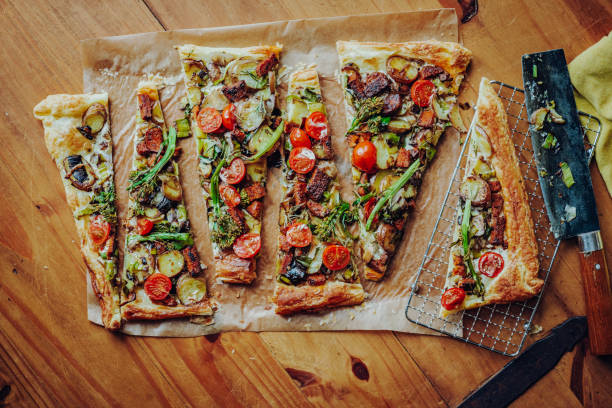 tarte flambée casero al estilo de una pizza blanca - vegetarian pizza fotografías e imágenes de stock