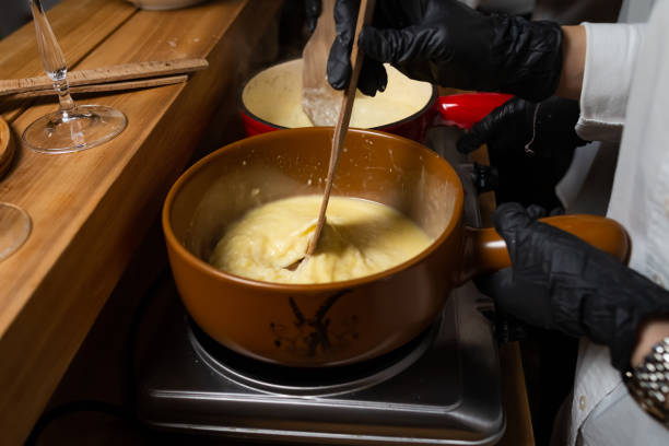 швейцарское фондю - fondue swiss culture winter cheese стоковые фото и изображения