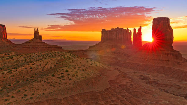 vista aérea del valle del monumento - colorado plateau fotografías e imágenes de stock