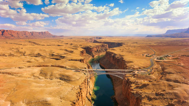 veduta aerea del ponte navajo sul fiume colorado - marble canyon foto e immagini stock