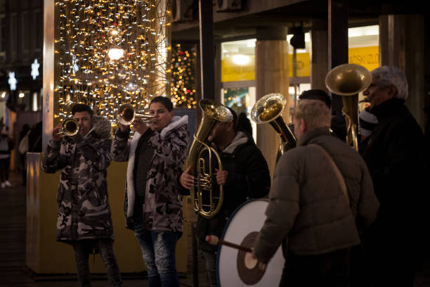 ベオグラードの街でクリスマスのために夜に演奏ローマの音楽バンドのトランペット奏者に選択的に焦点を当てます。これらのバンドは、同様にトルバチと呼ばれています。 - blur band ストックフォトと画像