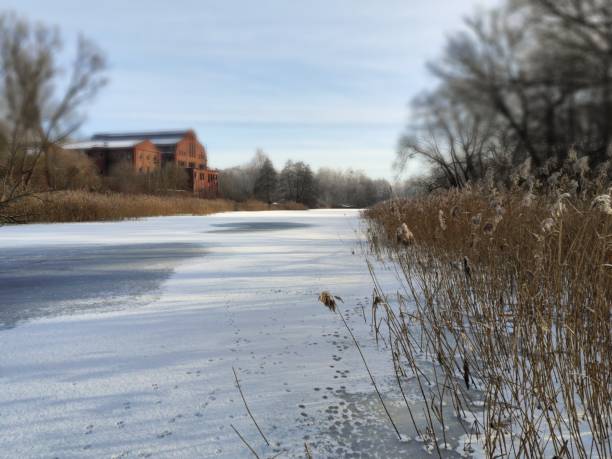 winter am kanal - winter city germany brandenburg stock-fotos und bilder