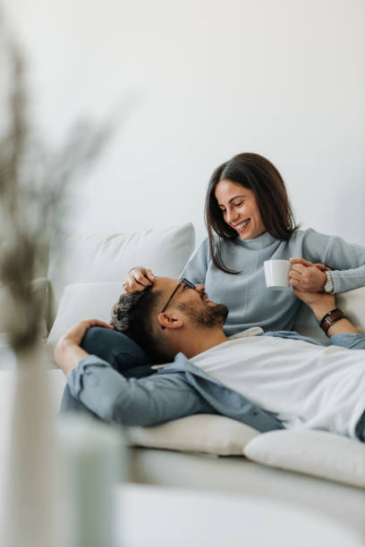 cogido de la mano y café. amantes. - novio fotografías e imágenes de stock