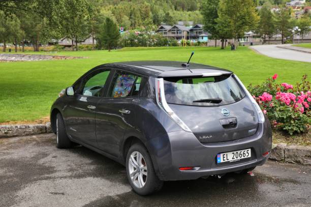 coche eléctrico nissan leaf - nissan leaf fotografías e imágenes de stock