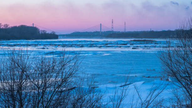 tramonto sul fiume - floe lake foto e immagini stock