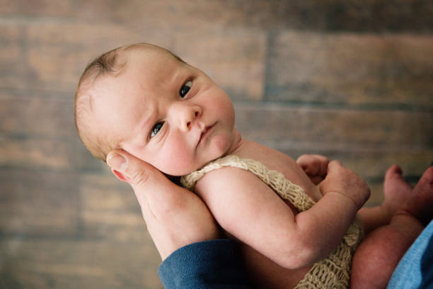 neugeborenes baby blickend kreuz augen bei der kamera - cross eyed men adult making a face stock-fotos und bilder