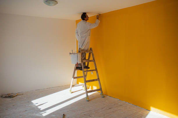 i love to painting walls and renovating rooms - house painter paint roller yellow painting imagens e fotografias de stock