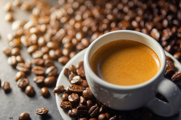 café espresso con granos de café en el fondo de la mañana. - coffee cup coffee cup bubble fotografías e imágenes de stock