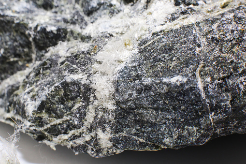 Fibras blancas de mineral de amianto en piedra, primer plano. photo