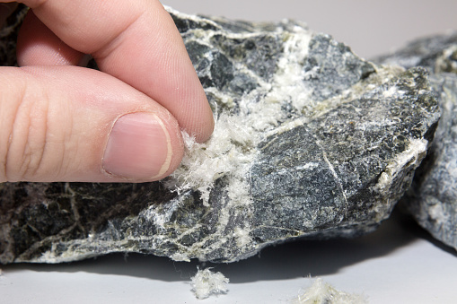 Fibra mineral de amianto en los dedos humanos, primer plano photo