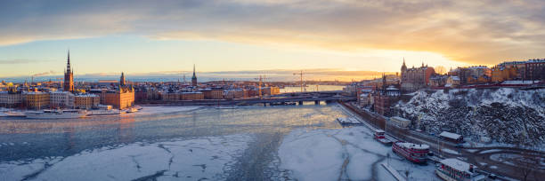 alba nel centro di stoccolma in una giornata invernale - stockholm panoramic bridge city foto e immagini stock