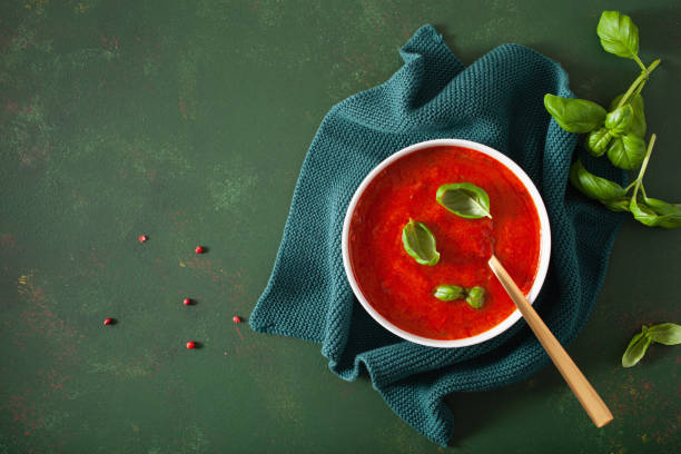 グリーンの背景にトマトとピーマンベジタリアンスープ - bell pepper pepper green bell pepper red ストックフォトと画像