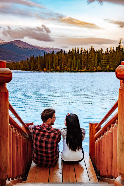 beauvert see in jasper, kanada, kanadischer see beliebt für kanu - many glacier hotel stock-fotos und bilder