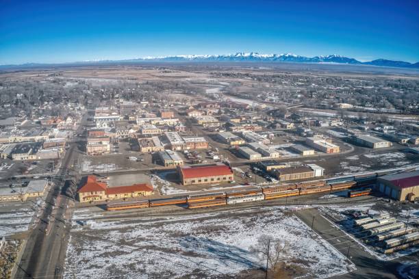 vista aérea de alamosa, colorado durante el invierno - central city colorado fotos fotografías e imágenes de stock