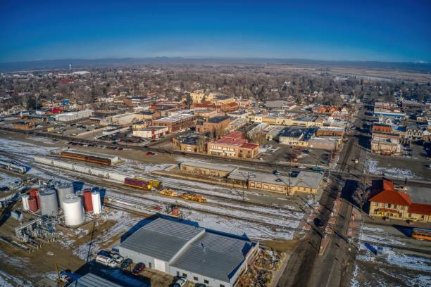 vista aérea de alamosa, colorado durante el invierno - central city colorado fotos fotografías e imágenes de stock