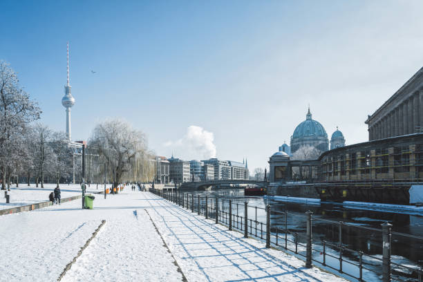 снежный берлинский городской пейзаж с телебашнями и собором под зимним солнцем - spree river стоковые фото и изображения