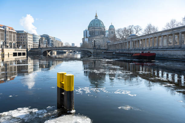 icy spree river with berlin cathedral in the winter sun - berlin cathedral berlin germany museum island sunlight imagens e fotografias de stock