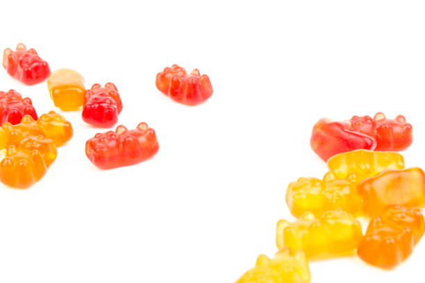 de vitamines van kinderen in de vorm van beren worden gerangschikt in rijen. veel veel veelkleurige jelly sweets voor kinderen. - multi vitamine stockfoto's en -beelden