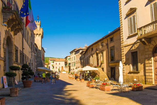 High Street in Santa Fiora, Tuscany Santa Fiora, Italy - September 5th 2020. Buildings in Piazza Garibaldi in the historic medieval village of Santa Fiora in Grosseto Province, Tuscany crete senesi stock pictures, royalty-free photos & images