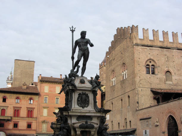 la fuente de neptuno en piazza del nettuno junto a piazza maggiore, bolonia italia - giambologna fotografías e imágenes de stock