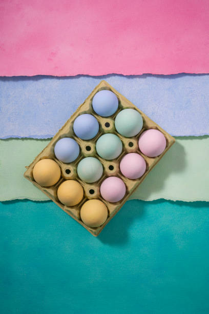 huevos de pascua pastel pintados a mano sobre fondo de acuarela - carton multi colored easter egg easter fotografías e imágenes de stock