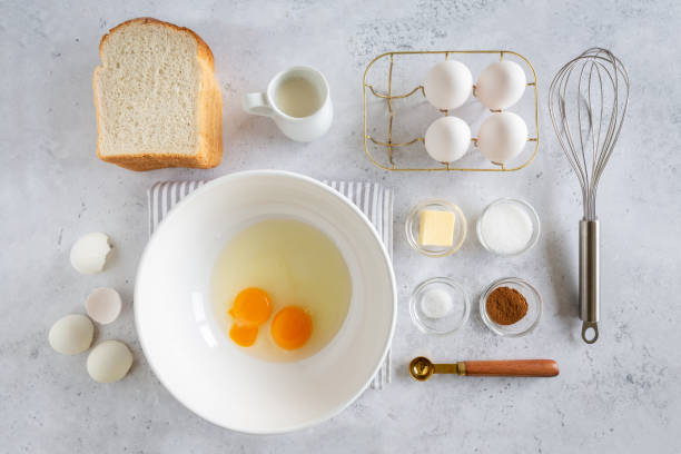 flay legen zutaten für die herstellung französischer toast (oder wentelteefjes auf niederländisch) auf weiß grauem hintergrund, ansicht von oben - sugar kitchen utensil measuring spoon spoon stock-fotos und bilder