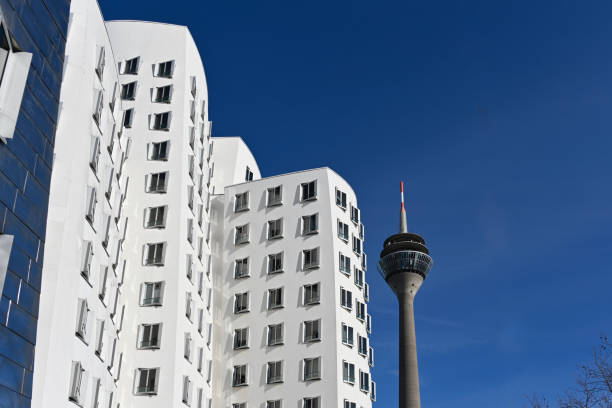 nuevos edificios de aduanas yard / gehry en el media harbour duesseldorf con la torre del rin - rhine river audio fotografías e imágenes de stock