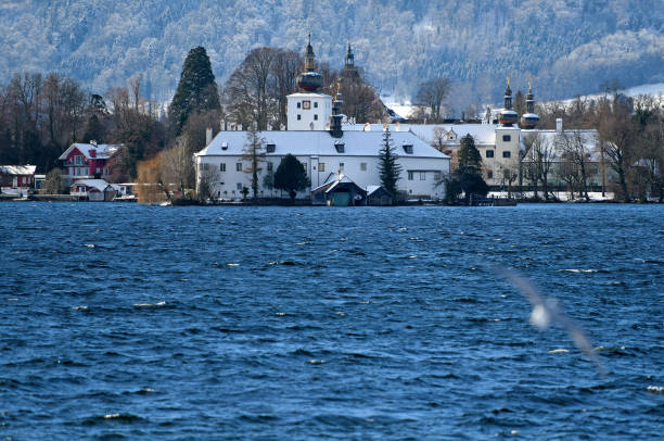 Seeschloss Ort on Traunsee in Gmunden in winter (Salzkammergut, District Gmunden, Upper Austria, Austria) The idyllic Seeschloss Ort on Traunsee in Gmunden in winter (Salzkammergut, District Gmunden, Upper Austria, Austria) with mountains in the background seeschloss stock pictures, royalty-free photos & images