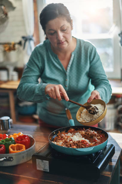 preparando pimentões recheados com carne moída no molho de tomate - stuffed stuffed pepper pepper bell pepper - fotografias e filmes do acervo