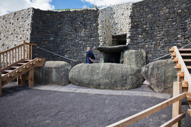 turista en la entrada en newgrange en el condado de meath, irlanda. - republic of ireland irish culture old ancient fotografías e imágenes de stock