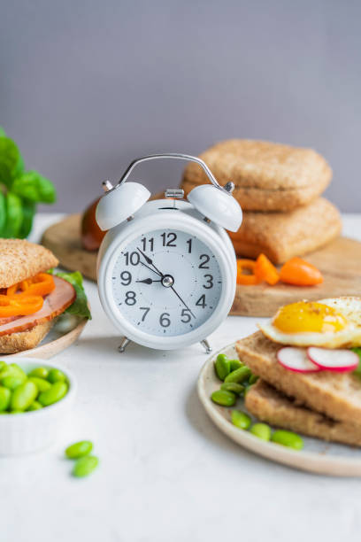 알람 시계, 통곡물 빵, 마이크로그린, 신선한 채소 케토제닉 다이어트를 곁들인 건강한 샌드위치 - weight reduction plan 뉴스 사진 이미지