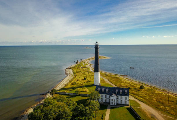 phare sur la péninsule de sõrve sur l’île de saaremaa - estonia photos et images de collection