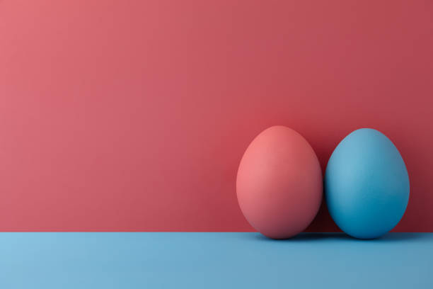 uova di pasqua dipinte su sfondo rosa e blu - two eggs foto e immagini stock