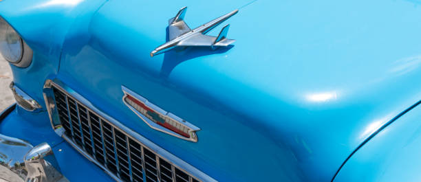 ornamento cappuccio chevy belair - chevrolet havana cuba 1950s style foto e immagini stock