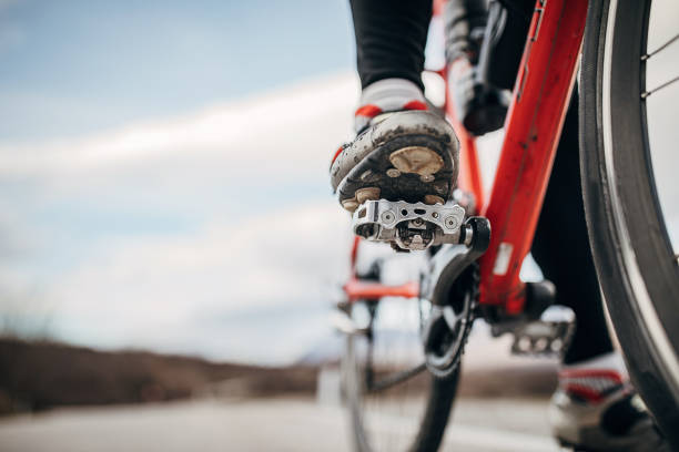 mężczyzna rowerzysta stóp na pedał roweru - bicycle cycling bicycle pedal part of zdjęcia i obrazy z banku zdjęć