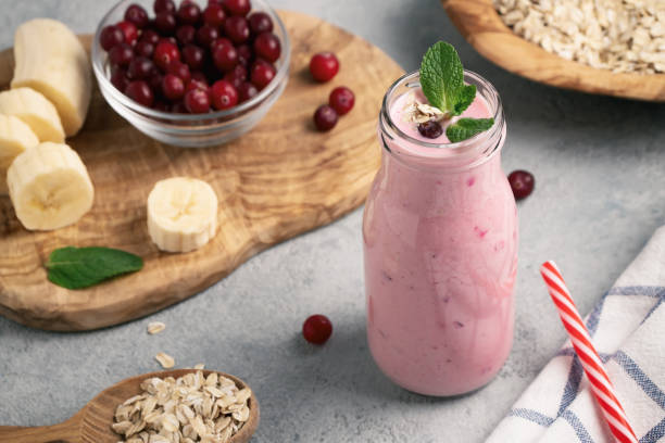 hausgemachter joghurt-smoothie mit banane, preiselbeere und haferflocken - healthy lifestyle cranberry healthy eating milk shake stock-fotos und bilder