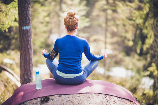 mulher - meditação na natureza. - stone wellbeing zen like blue - fotografias e filmes do acervo