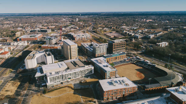 aérea sobre durham, carolina do norte - medicine and science travel locations railway transportation - fotografias e filmes do acervo