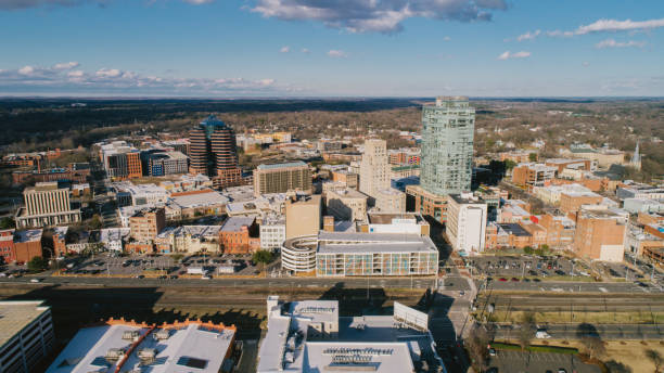 aérea sobre durham, carolina do norte - medicine and science travel locations railway transportation - fotografias e filmes do acervo