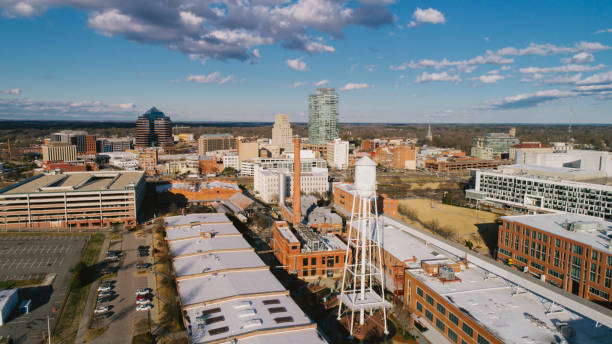 aérea sobre durham, carolina do norte - medicine and science travel locations railway transportation - fotografias e filmes do acervo