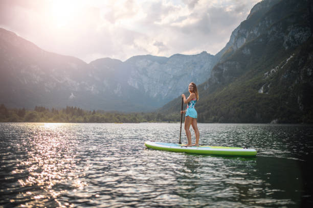 슬로베니아 의 보힌지 호수에 미드 성인 여성 패들 보딩 - julian alps lake bohinj lake bohinj 뉴스 사진 이미지