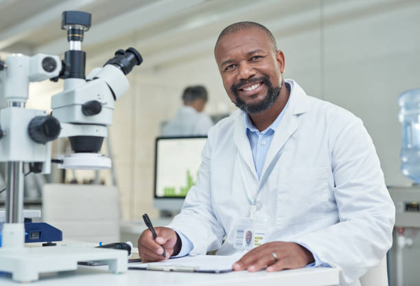 я собрал огромное количество данных во время моих экспериментов - happiness working people pathologist стоковые фото и изображения